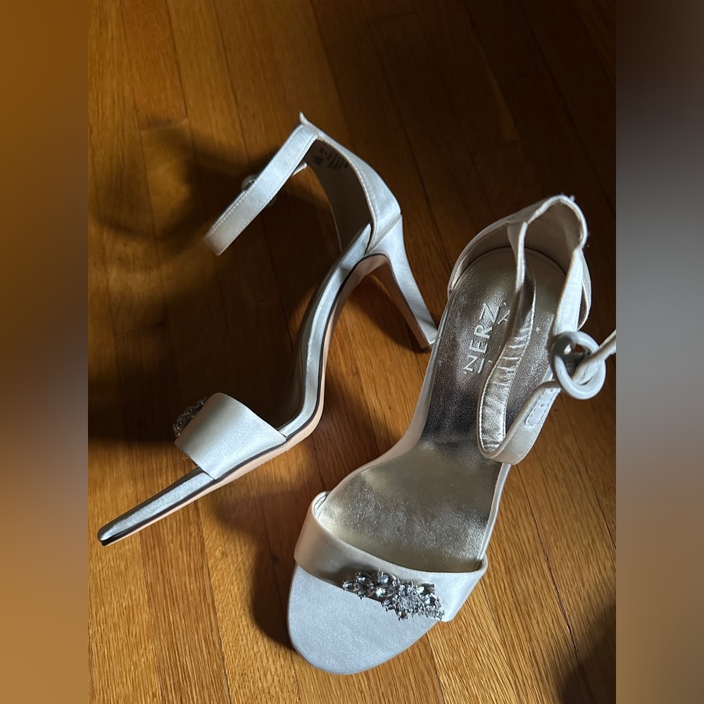 Naturalizer Womens Kinsley 3 Satin Jeweled Heels in Creamy Ivory, 8W